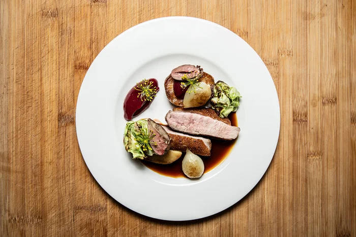Kachní prso s vnitřnostmi, švestkové pyré a konfitované brambory podle Richarda Bielika