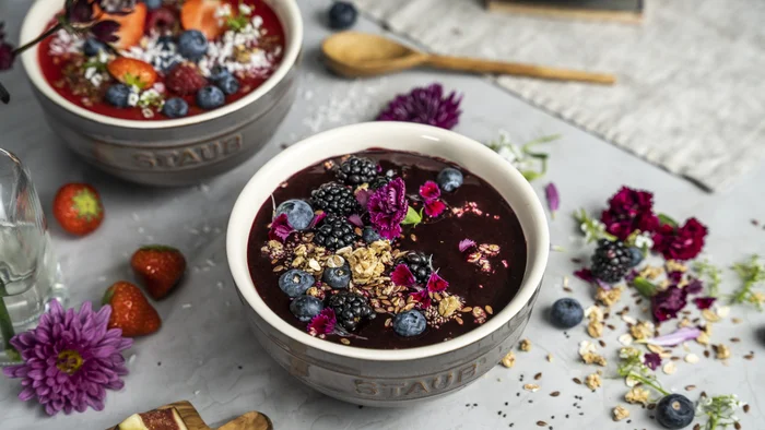 Smoothie bowl – barevná snídaně plná vitamínů