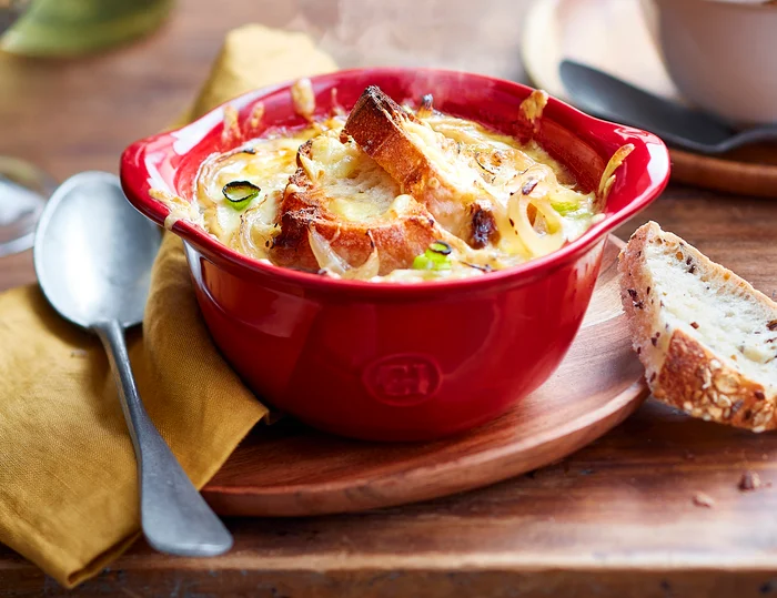 Francouzská cibulačka zapečená se sýrem