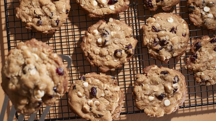 Ovesné sušenky s bílou čokoládou a brusinkami