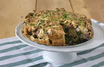 Velikonoční nádivka se slaninou, kešu a jarními bylinkami